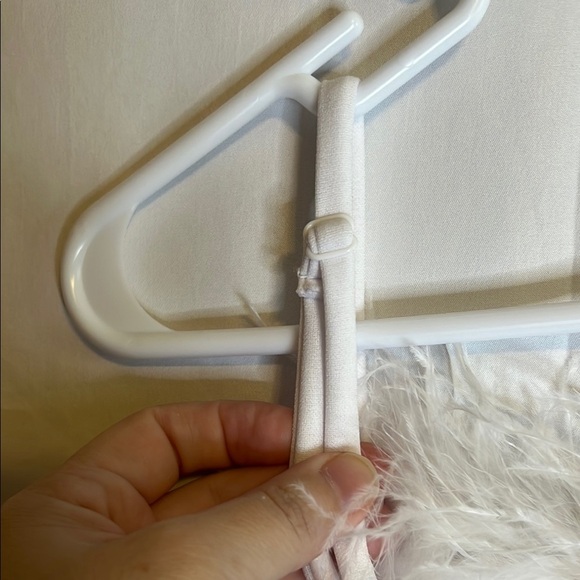 White Sleeveless Scoop Neck Dress with Faux Fur Accent Preowned - Picture 4 of 8